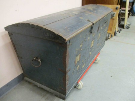 2368 - Truhla masivni dub  1841 original malovana  134 x 61 cm V - 45 cm  -  5 500 kc